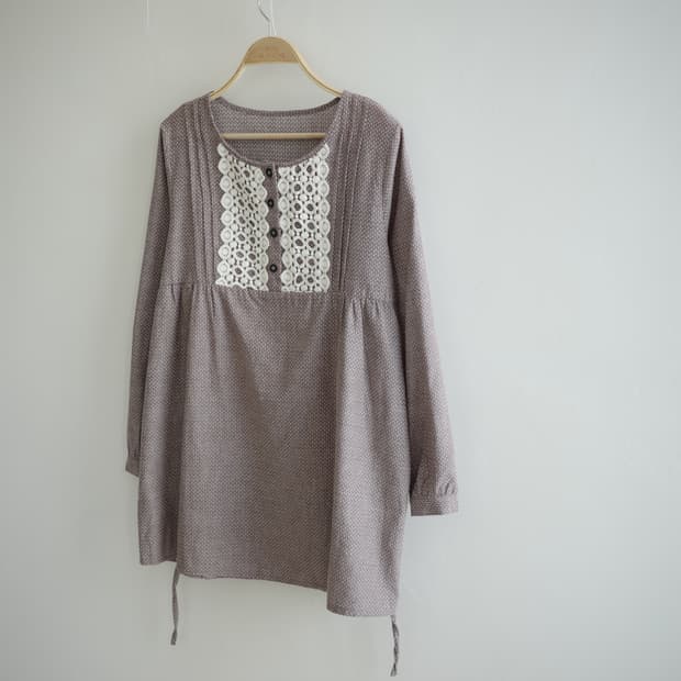  연브라운 작은 도트 핀턱 원피스