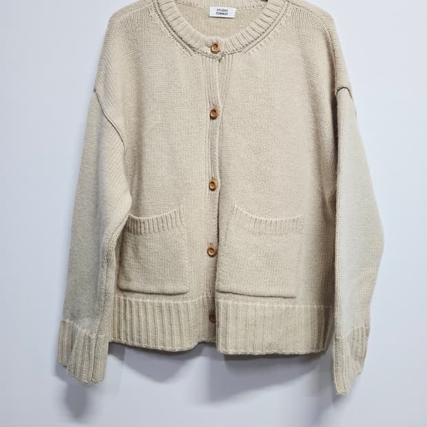 스튜디오 톰보이 베이지색 모혼방 가디건