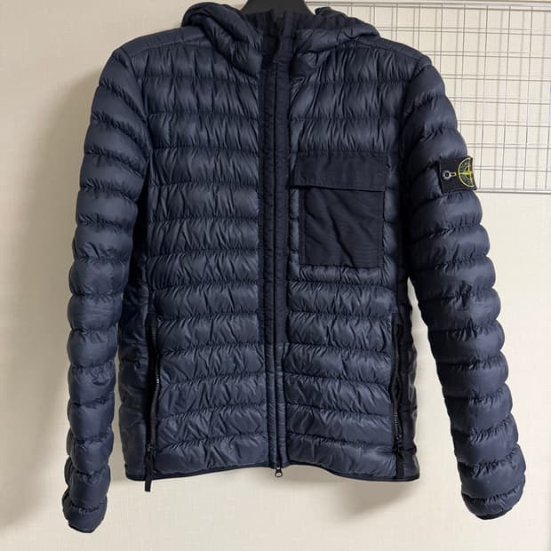 스톤아일랜드 가먼트 다이드 마이크로얀 다운 경량패딩 네이비 M사이즈