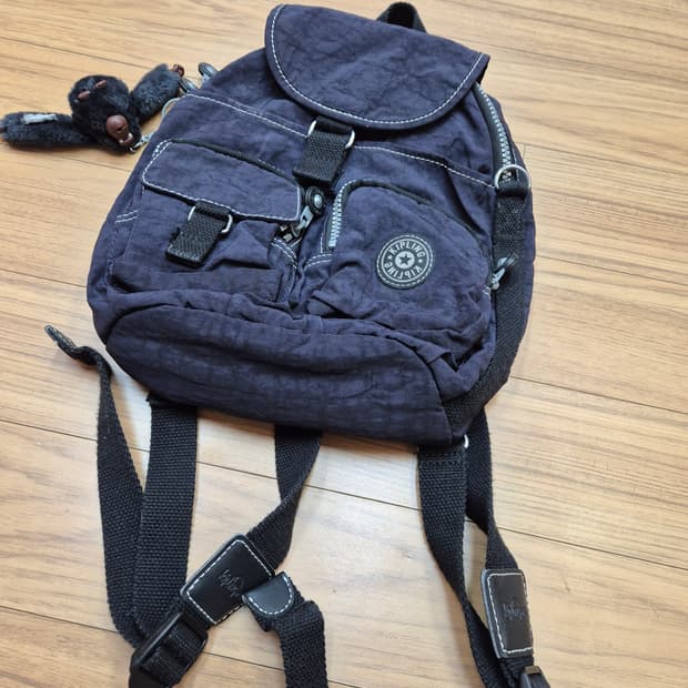 키플링 미니 백팩 판매합니다. 블랙 색상이라 어느 옷에나 잘 어울립니다.