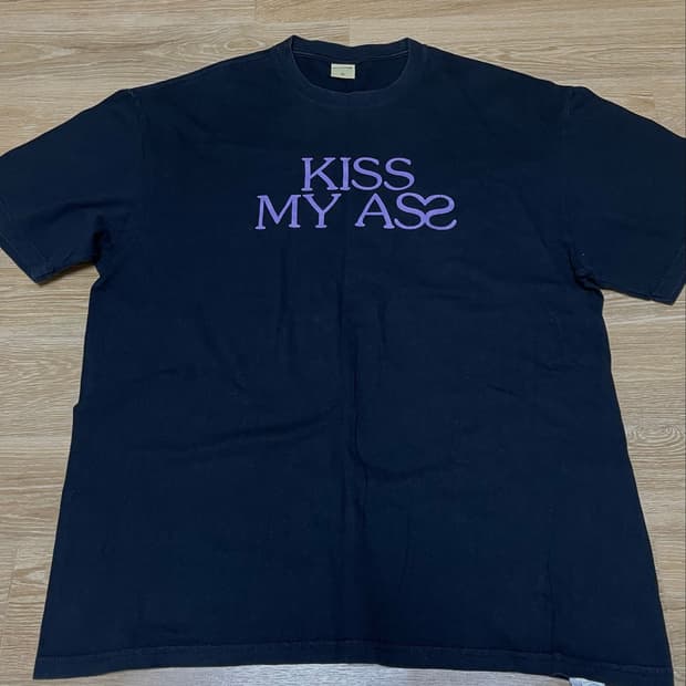 Kiss my ass 티셔츠