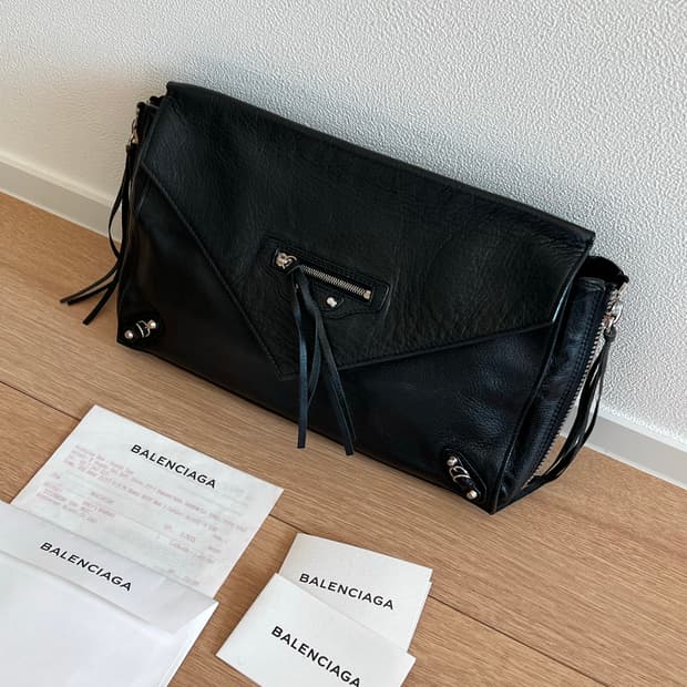 발렌시아가 블랙 파피에르 지퍼 플랩 클러치