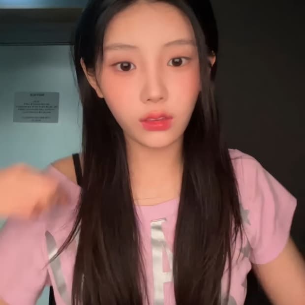 셋업이엑스이 베이비 와이드 넥 탑 아일릿 원희 착용