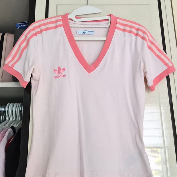 아디다스 핑크 브이넥 반팔
