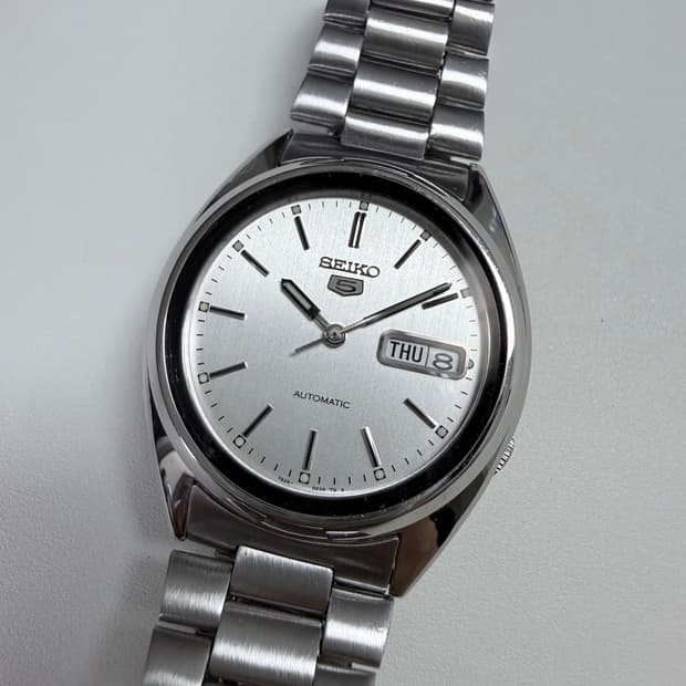 SEIKO 5 오토매틱 실버 선레이 다이얼