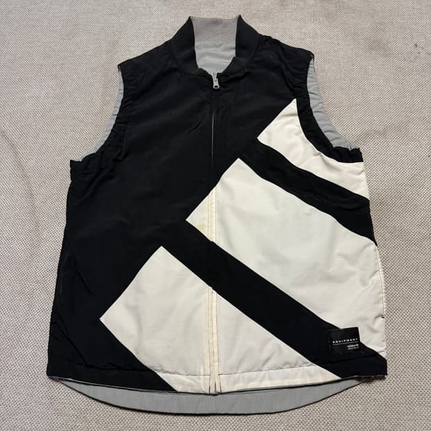 아디다스 EQT 리버시블 베스트