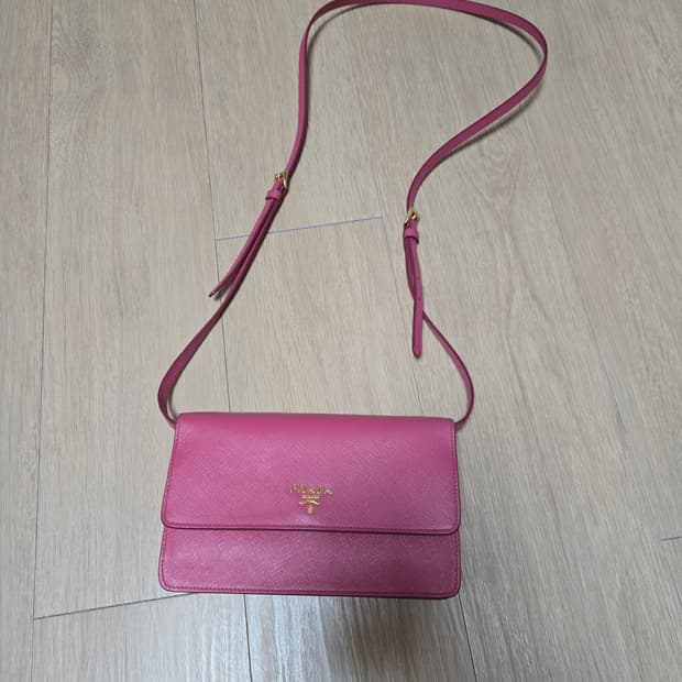 프라다 사피아노 가죽 미니백 핑크