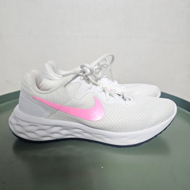 240나이키 레볼루션 화이트/핑크 운동화
