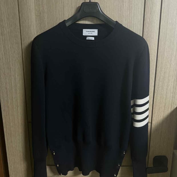 톰브라운 밀라노스티치 사선완장 금장 3버튼 니트 네이비 5