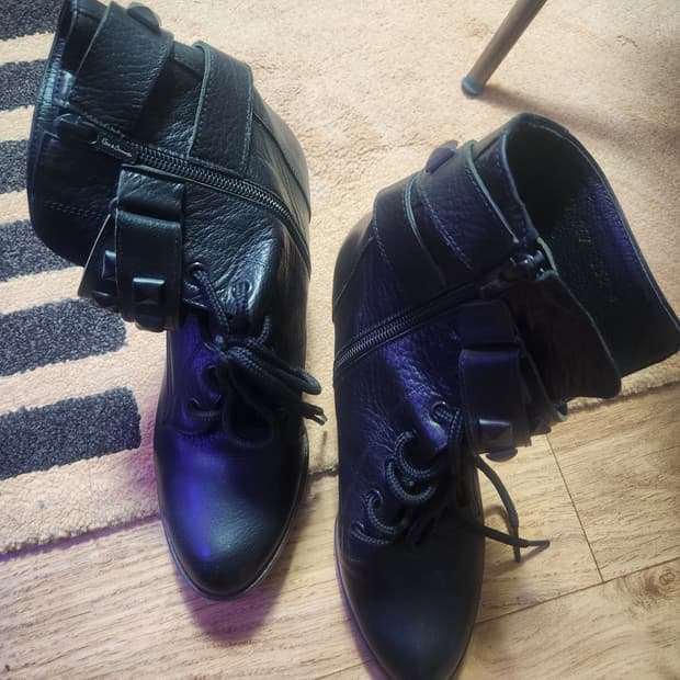 블랙 가죽 앵클 부츠