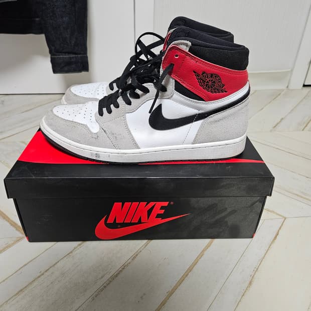 조던 1 레트로 하이 OG 라이트 스모크 그레이 300