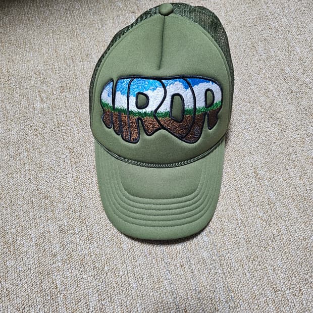 who decides war 트러커 햇