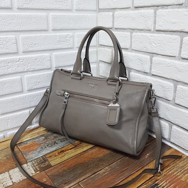 [정품] 프라다 은장로고 비텔로 모터백