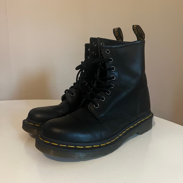 닥터마틴 1460 8홀 부츠