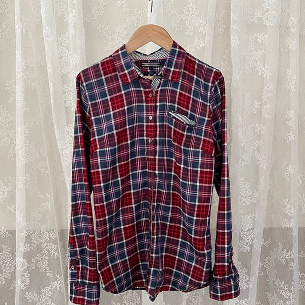 S) 타미힐피거 여성 피티드 체크 셔츠 와인