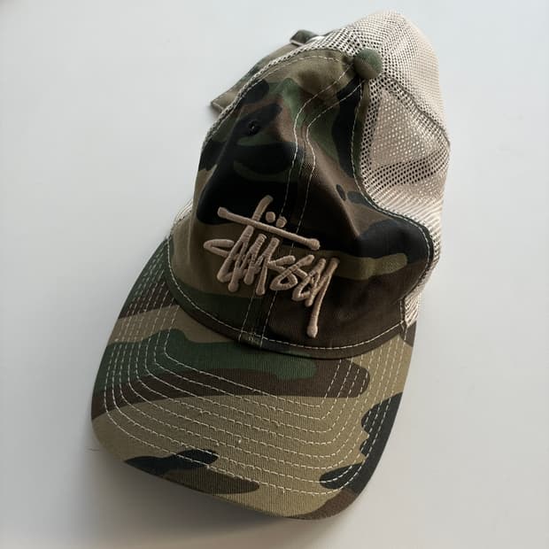 스투시 뉴에러 트러커 우드랜드 카모 메쉬 캡