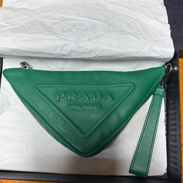 프라다 그레이스 럭스 트라이앵글 엠보싱 로고 파우치백