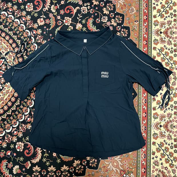 미우미우 리본 디테일 크롭 반팔 블라우스 FREE