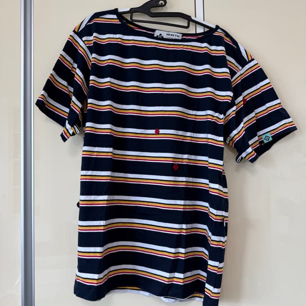 헤레틱 버튼 스트라이프 오프숄더 반팔티