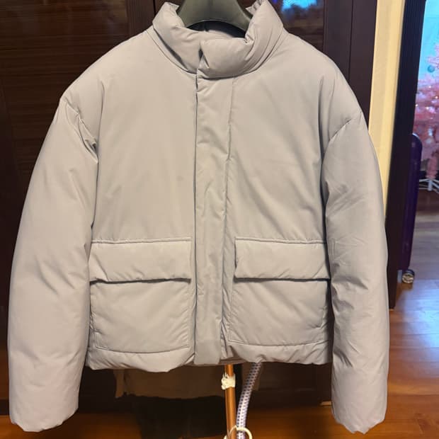 [남성M]무신사스탠다드 아웃 포켓 다운 숏 패딩 재킷 라이트 그레이