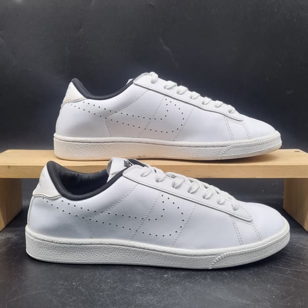 나이키 테니스 클래식 스니커즈 255