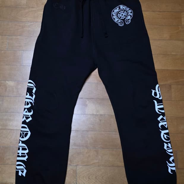 크롬하츠 홀스슈 로고 백 포켓 스웨트팬츠 블랙