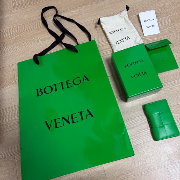 보테가베네타 카세트 플랩 카드지갑