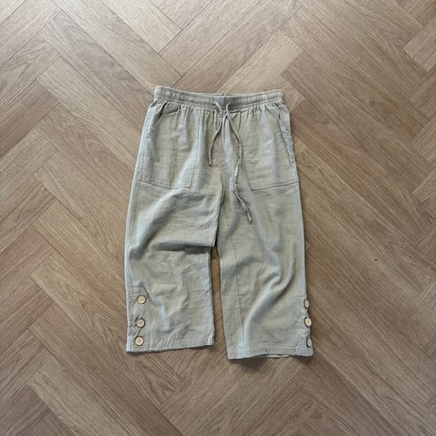 베이지 버튼 린넨 카프리 팬츠