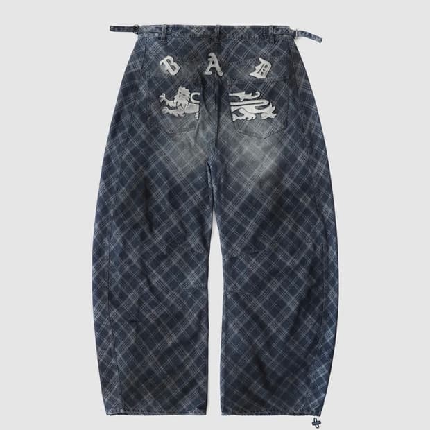 배드블러드 청바지 아일릿 민주 바지 라이온 패치 워시드 배럴 팬츠