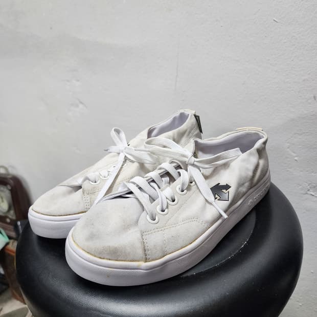 데상트 흰색 스니커즈 운동화