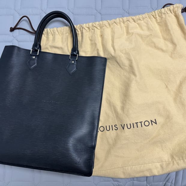 루이비통 에삐 삭플라 토트백 블랙