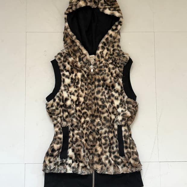 • Leopard Fake Fur Hooded Vest