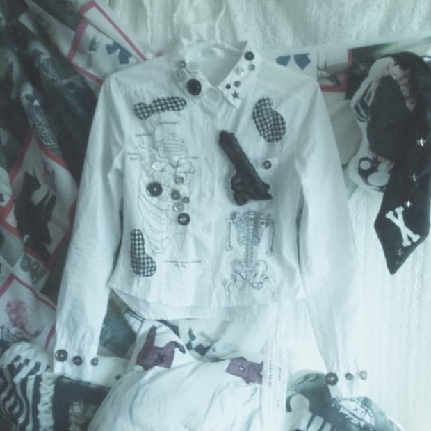 Gun brooch/Science anatomy hole shirt