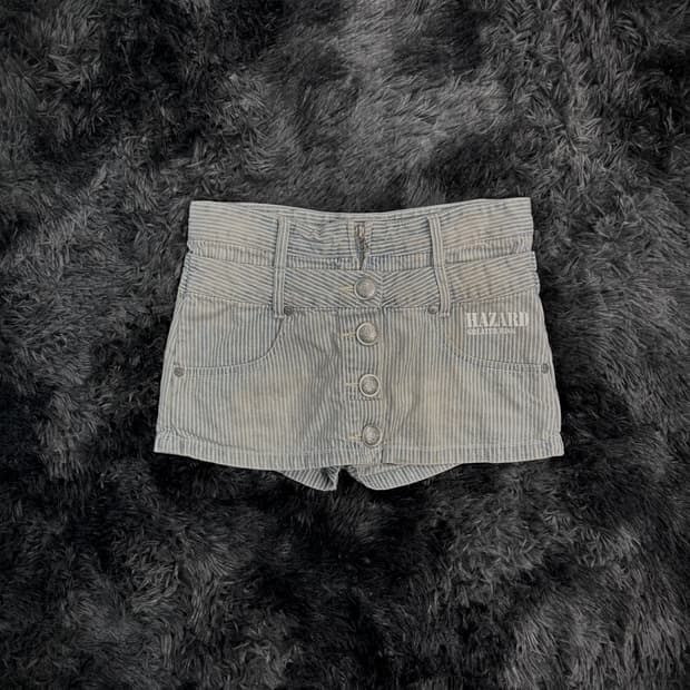 스트라이프 레터링 버튼 디테일 데님 숏팬츠