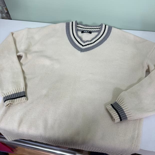 XL 드로우핏 아이보리 브이넥니트