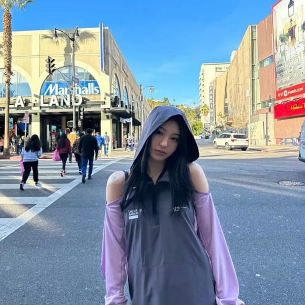 YEEL 스포티 오픈 숄더 후드 노제 카리나 착용