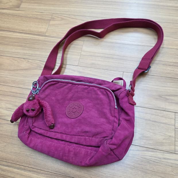 키플링 핑크색 크로스백입니다
실측 25cm 정도 됩니다
- 가볍고 편안하