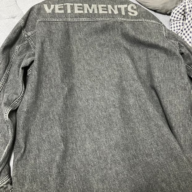 VETEMENTS 20FW 백 로고 레터링 데님 셔츠 (UAH21SH04