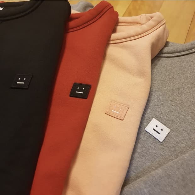 아크네 핀트페이스 맨투맨