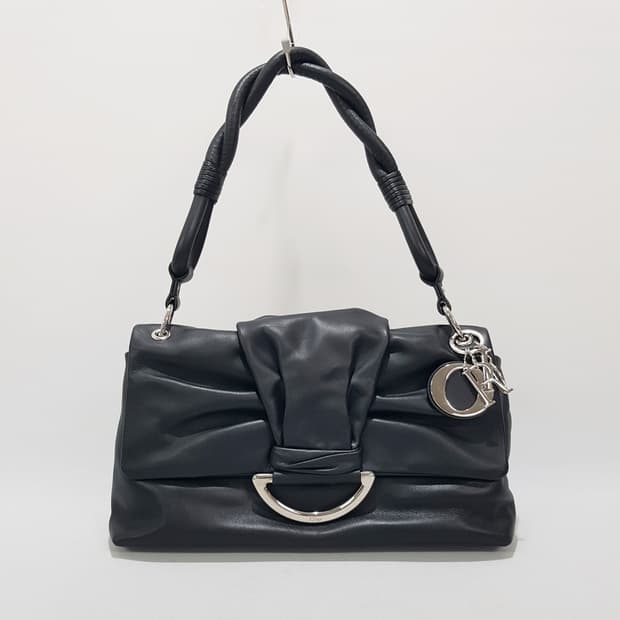 디올 D링 블랙 레더 숄더백