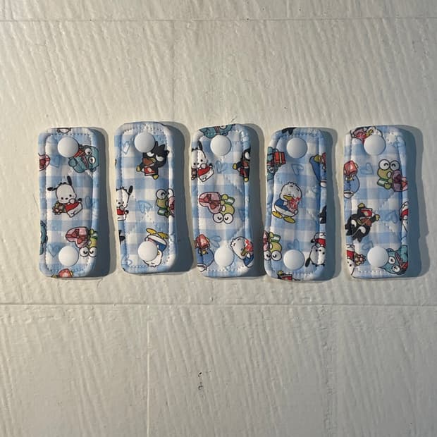 [ 핸드메이드 ] 산리오 친구들 해피단부이 원단 케이블 홀더