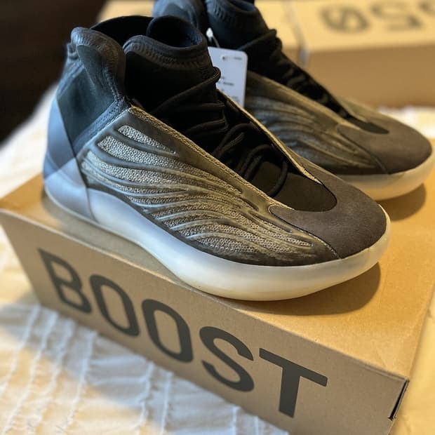 아디다스 이지 부스트 퀀텀 바리움