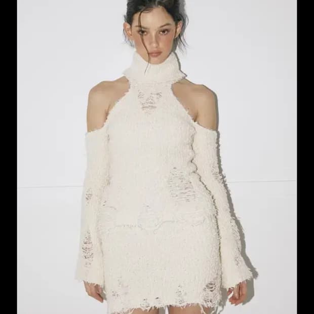 쓰리타임즈 데미지 터틀넥 니트 차콜