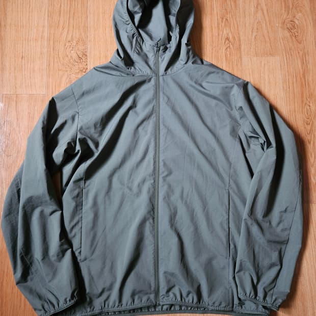 유니클로 포켓터블 uv 바람막이자켓 