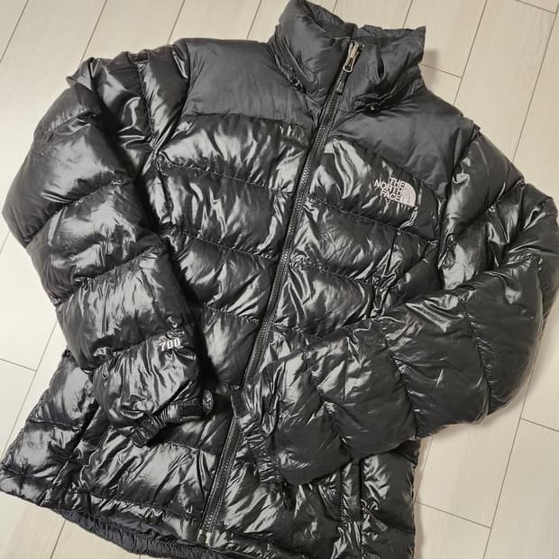 노스페이스 여성 700 숏패딩 85(m)

소매 고무줄 약간 늘어나있고 