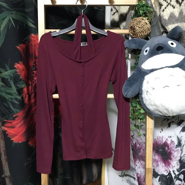 딥 버건디 버튼 홀터넥 페미닌 상의