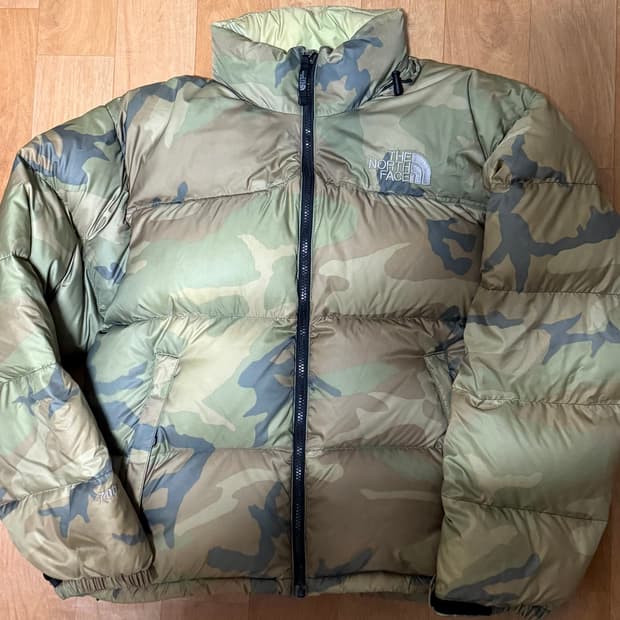 노스페이스 카모 센터로고 눕시 700 패딩