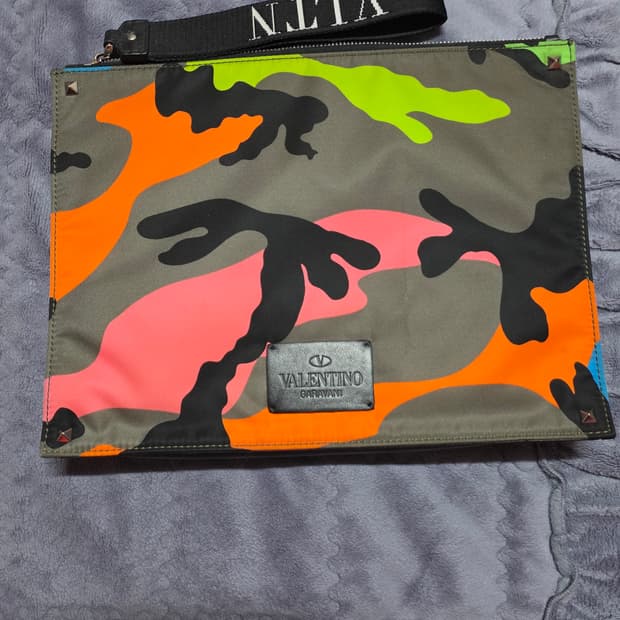 (정품) 발렌티노 카모플라쥬 클러치/남녀공용/개인/팝니다.