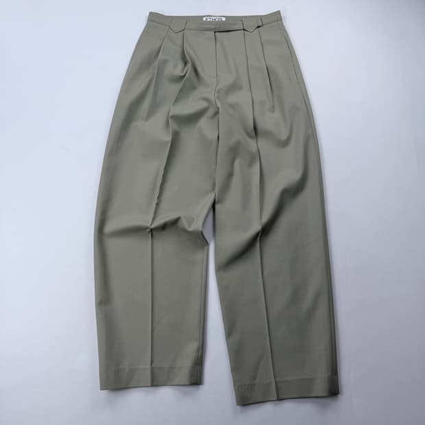 에토스 플레인 핀턱 트라우저 올리브