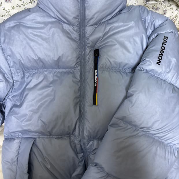 살로몬 컨투어 크롭 다운 패딩 스카이블루